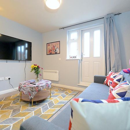 Апартаменты 2 Bed Terraced Flat Piccadilly Line Лондон Экстерьер фото
