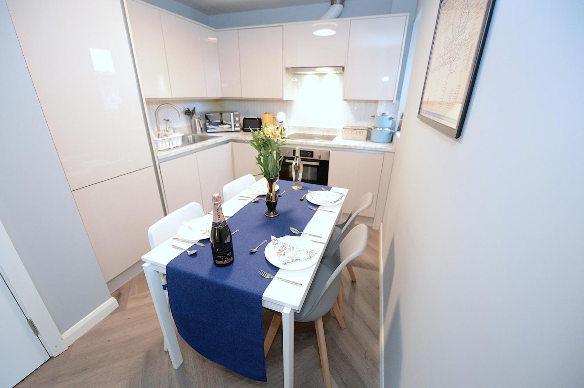 Апартаменты 2 Bed Terraced Flat Piccadilly Line Лондон Экстерьер фото