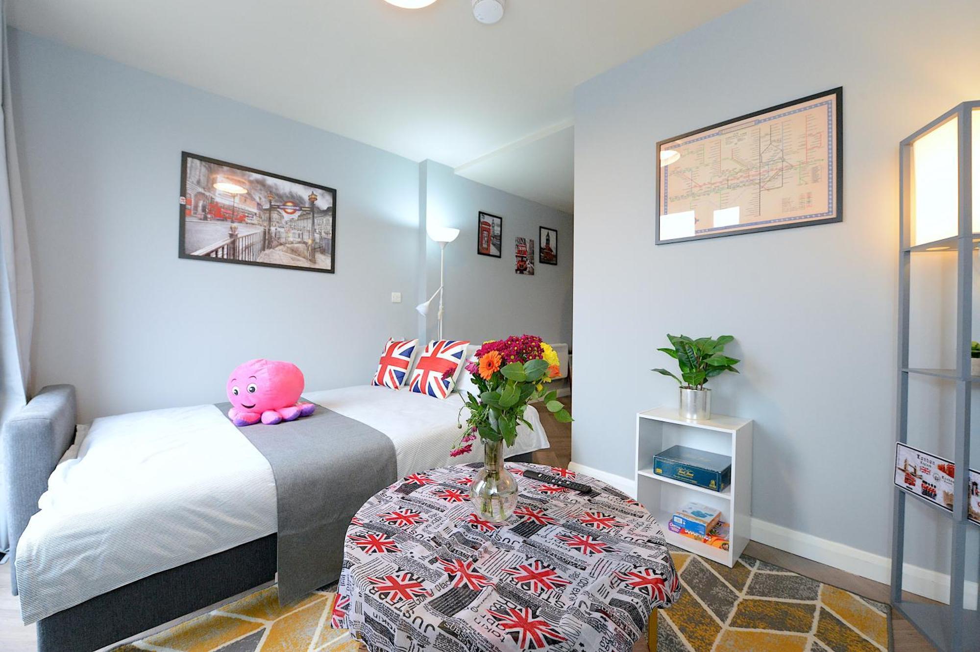 Апартаменты 2 Bed Terraced Flat Piccadilly Line Лондон Экстерьер фото