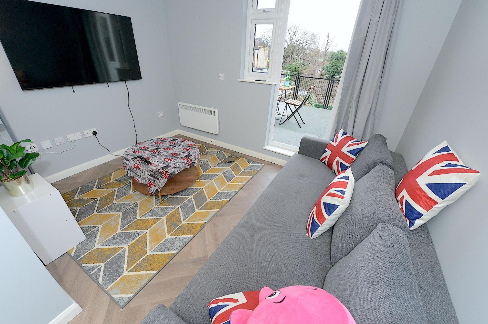 Апартаменты 2 Bed Terraced Flat Piccadilly Line Лондон Экстерьер фото