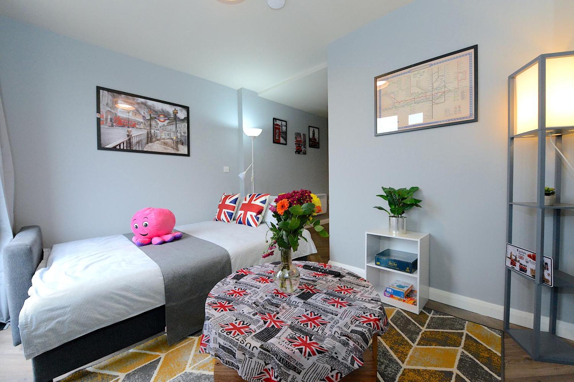 Апартаменты 2 Bed Terraced Flat Piccadilly Line Лондон Экстерьер фото