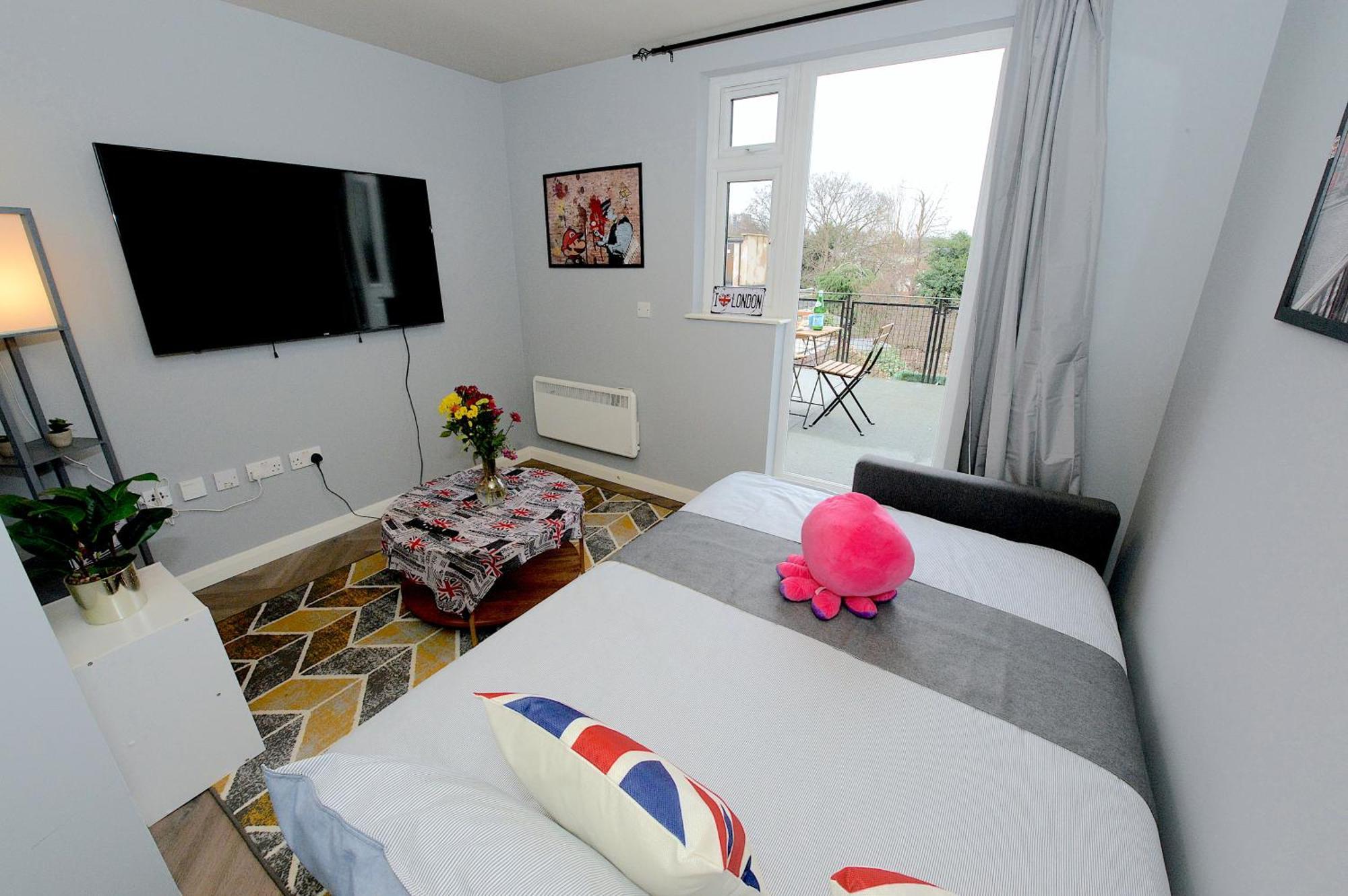 Апартаменты 2 Bed Terraced Flat Piccadilly Line Лондон Экстерьер фото